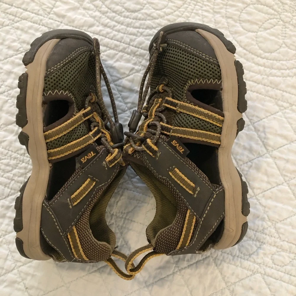 Teva Manatee kids sandal. Size 9.